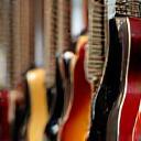 Guitarras e baixos expostos na loja
